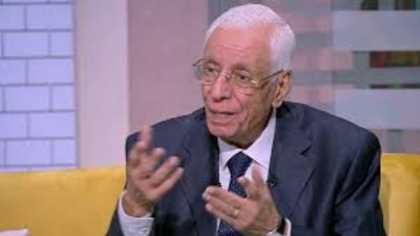 سرطان الرئة يبدأ في صمت.. وحسام موافي يكشف العلامات