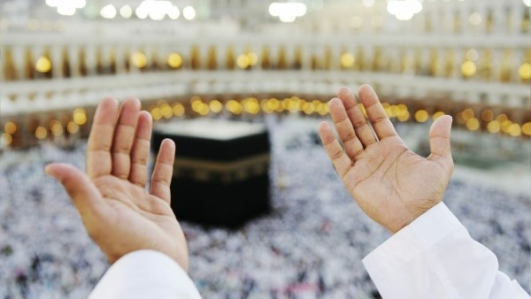 من أبواب البر.. أمين الفتوى: يجوز التبرع بنفقات العمرة لشخص محتاج