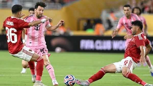 أحمد حسن: بعض لاعبي الأهلي رفضوا الدخول في صفقات تبادلية