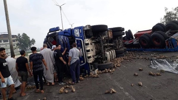 مصرع أب وإصابة نجله.. الصور الأولى لانقلاب سيارة بنجر على طريق جمصة