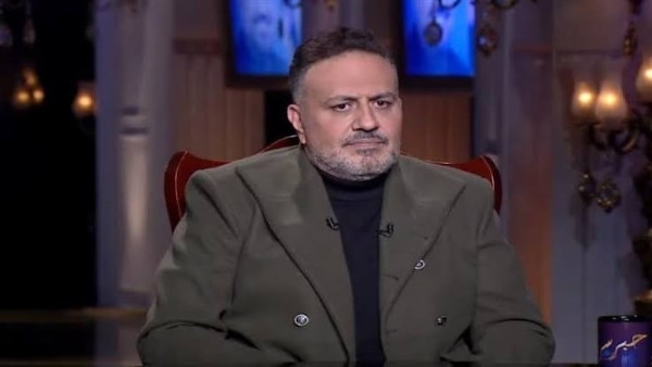 أغير سكرين موبايلي فين.. خالد سرحان يسخر من خناقة عمرو دياب وتامر حسني