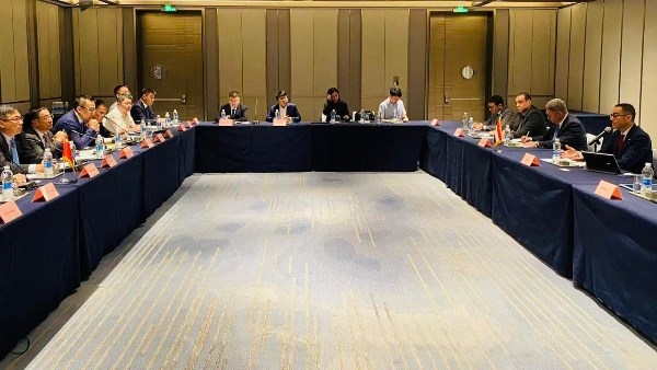 وزير الاستثمار يشارك بفعاليات المائدة المستديرة بمدينة تيانجين الصينية