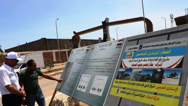 محافظ أسوان يوجه بإنهاء مشروع رفع كفاءة ورصف طريقى كيما /السماد بطول8 كم