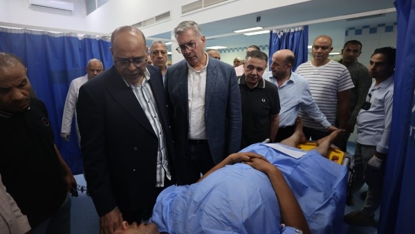 بدوي وجبران يطمئنان على الناجين من حادث بارج خليج السويس