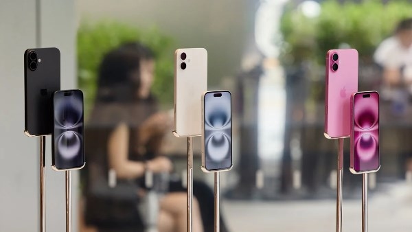 لتفادي الرسوم الجمركية الأمريكية.. آبل تضغط على سامسونج وLG لخفض تكلفة شاشات iPhone 17