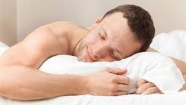 هل النوم عاريا بسبب الحر حرام؟.. انتبه لـ3 أمور ينبغي معرفتها