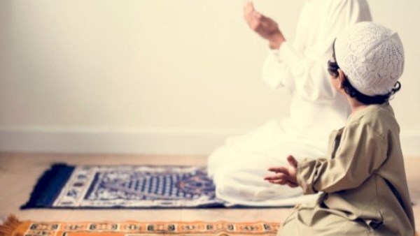 حكم ضرب الرجل زوجته وأولاده عند تركهم الصلاة.. الإفتاء تجيب
