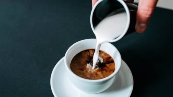 احذر شرب الشاي والقهوة باللبن.. مزيج قد يخفي مخاطر صحية صادمة