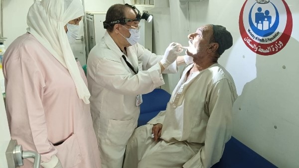 حياة كريمة.. الكشف على 1452 مواطنا مجانا بقرية طهنا الجبل في المنيا