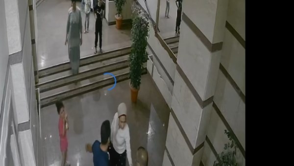 "مش قادرة أنسى نظرة أولادي".. سيدة تروي تفاصيل سرقتها وضربها أمام منزلها