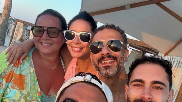إطلالة صيفية لأنس بوخش من الساحل الشمالي برفقة محمد فراج وداليا شوقي
