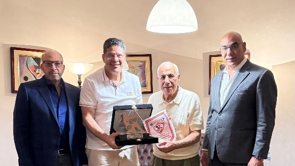 الزمالك يكرم أيمن الرمادي ويمنحه درع النادي