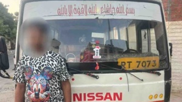 لتصويره يسير عكس.. سائق ميكروباص يحاول التعدي على مواطن بسلاح أبيض