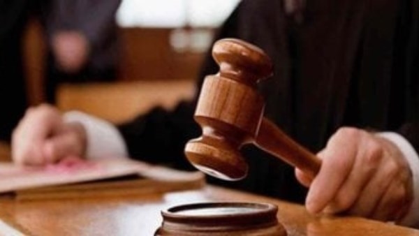 يبعون مخدرات من خلف بوابة حديدية.. المتهمون يواجهون هذه العقوبة