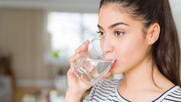 خبير تغذية يحذر من مخاطر قلة شرب المياه والإكثار من النسكافيه والعصائر