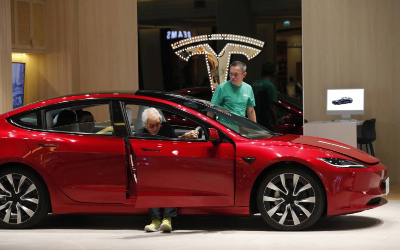Tesla reports 16% profit drop to US$1.2bil on lower auto sales