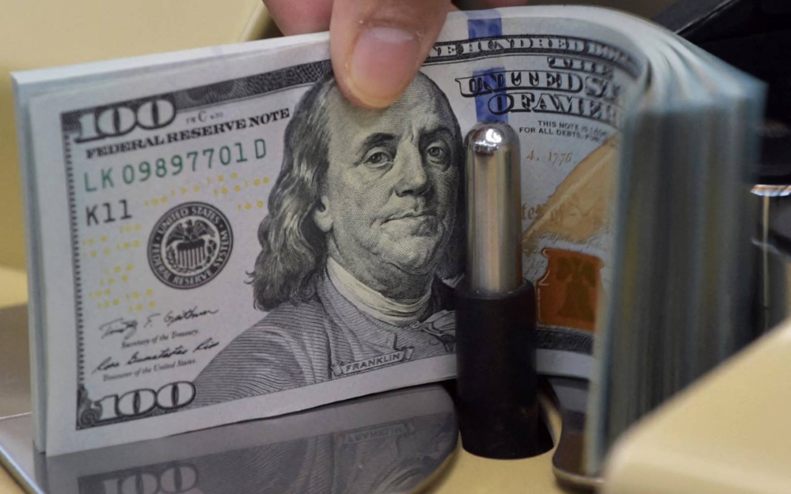 Dollar eyes weekly rise into US-China trade talks