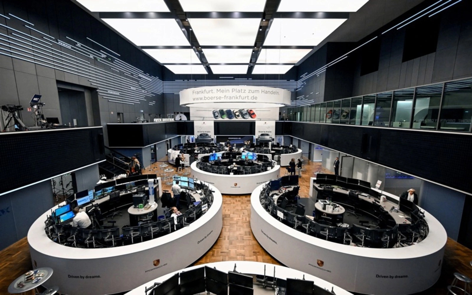 European shares settle lower as investors gauge mixed earnings, EU-US trade progress