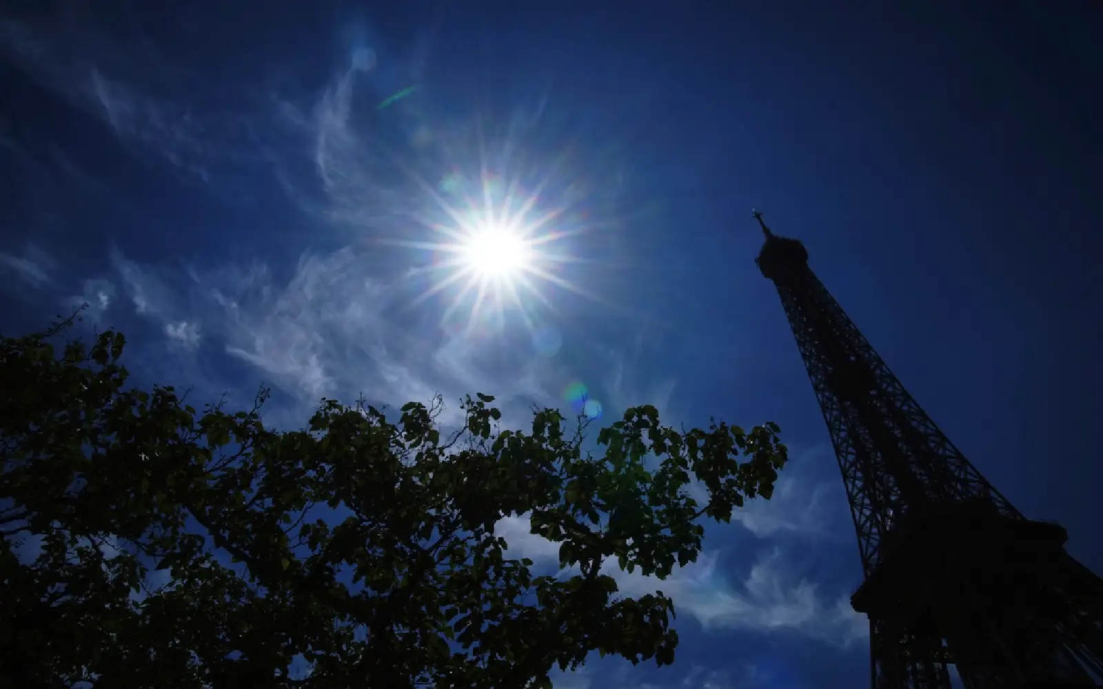 Paris put on highest heatwave alert level