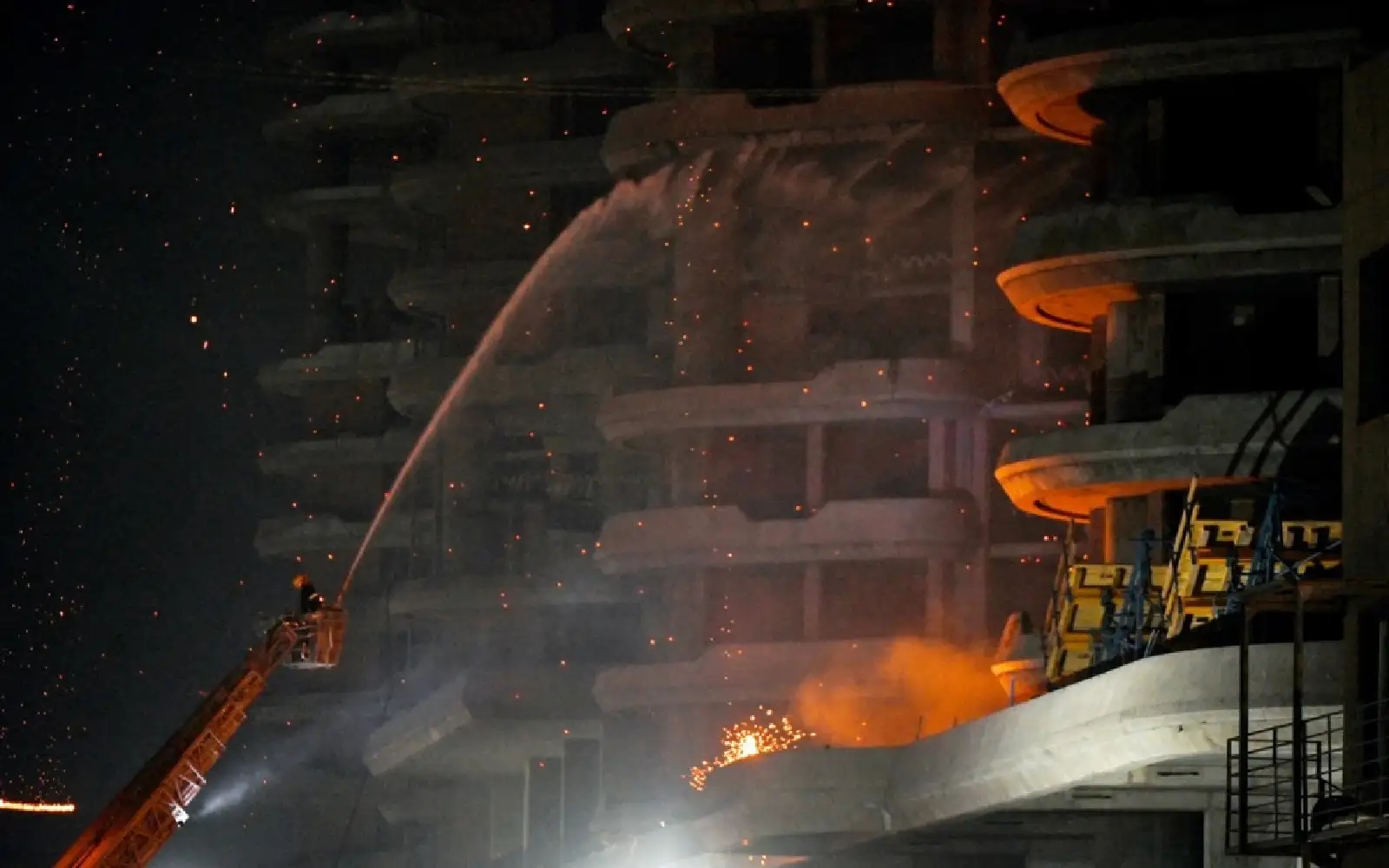 Fire at Iraqi shopping mall kills more than 50
