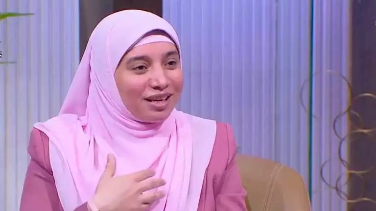 الفرق بين إفرازات المرأة الشفافة والملونة من حيث الطاهرة.. عضو بمركز الأزهر توضح