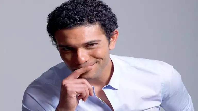 بالفيديو.. آسر ياسين يكشف تفاصيل جديدة عن فيلم "الشايب"