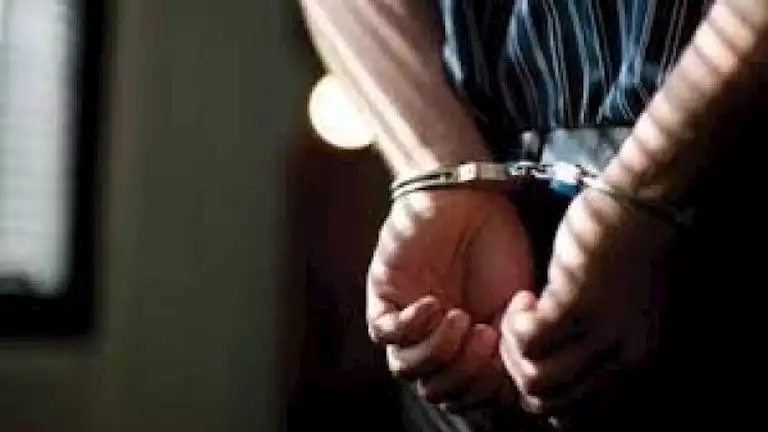 ضبط سائق ميكروباص سار عكس الاتجاه أعلى كوبري بالعاشر من رمضان