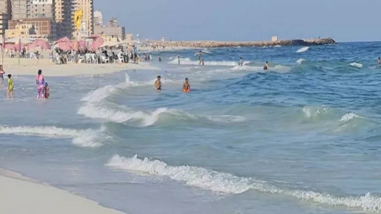 "الشمس رايقة والبحر هادي".. "ويك إند" مزدحم على شواطئ الإسكندرية- صور