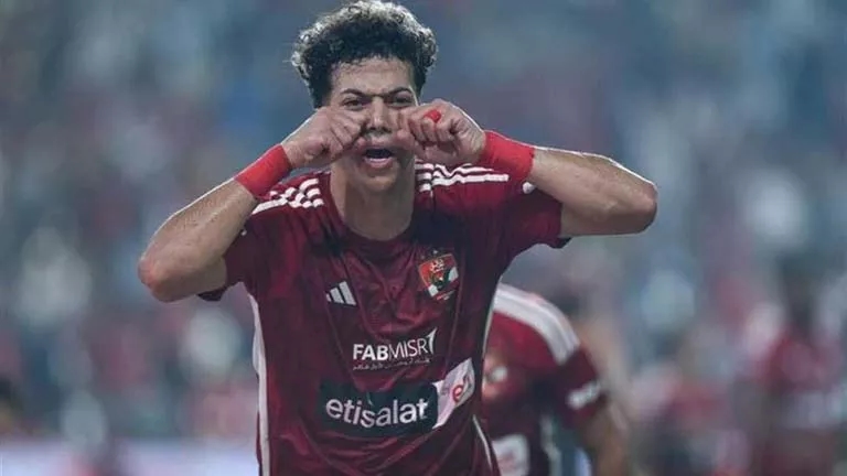إمام عاشور ينشر صور له داخل حمام السباحة في الساحل