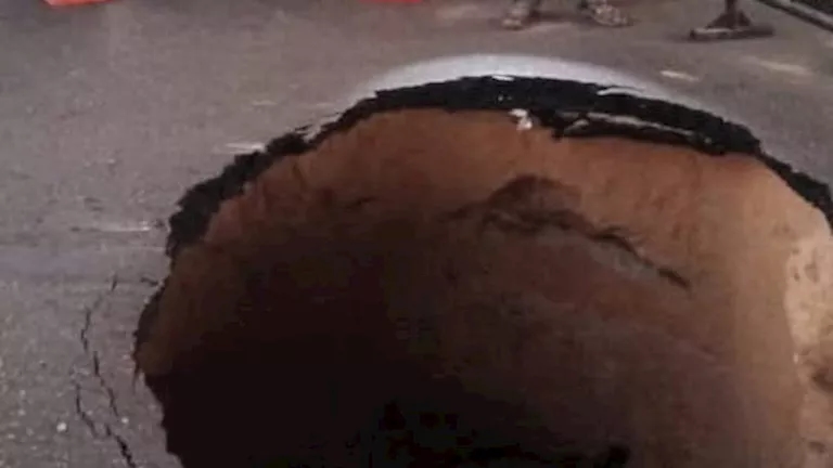 هبوط أرضي أسفل كوبري التجنيد.. وخطة تأمين السنترالات بعد حريق رمسيس