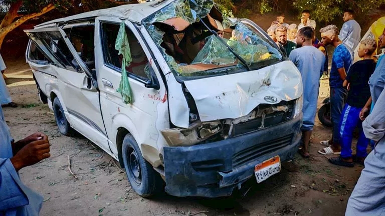 بسبب السرعة الزائدة.. إصابة 13 شخصًا في حادث تصادم بأسيوط (صور)