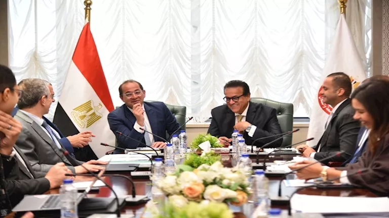 وزير الصحة يبحث تعديل المساهمة التكافلية لـ"التأمين الصحي الشامل"