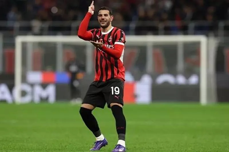 ميلان يستهدف ظهير فياريال لتعويض رحيل هيرنانديز إلى الهلال السعودي