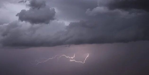 ظهور خلايا رعدية مع نزول أمطار متفرقة بالشمال والوسط الغربي آخر النهار