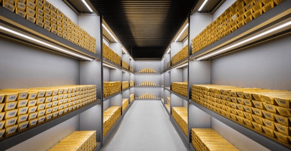 Gold prices fall on Trump trade news