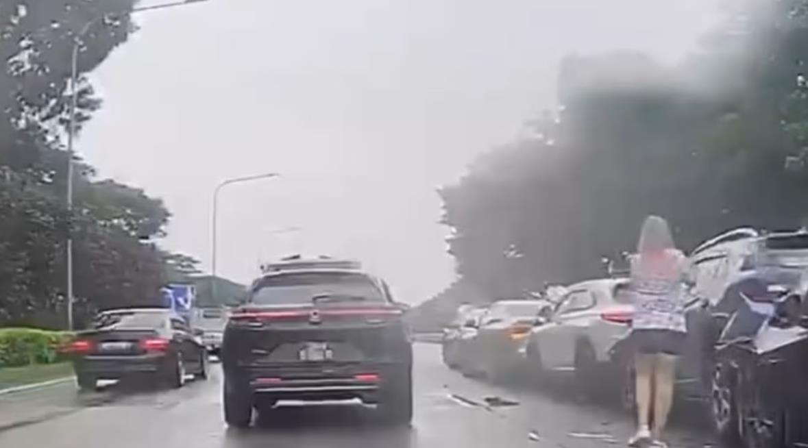 11 vehicles involved in 2 pileups within 3 hours on Singapore highways, four sent to hospital