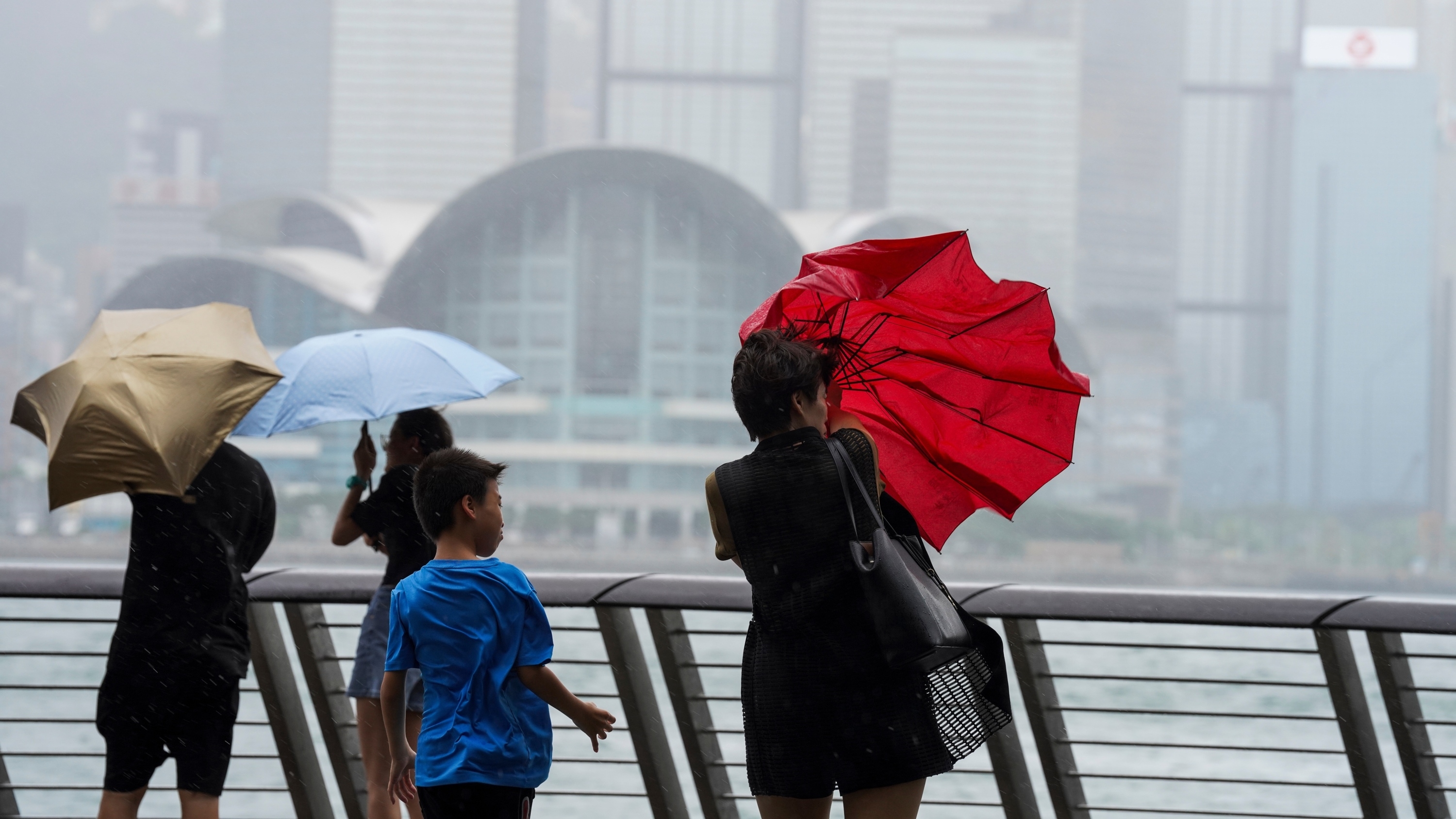 Tropical cyclone brings extremely hot weather to Hong Kong, with potential T8 on the weekend