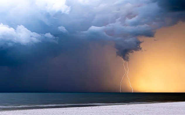 4 women knocked unconscious after lightning strike on Florida beach