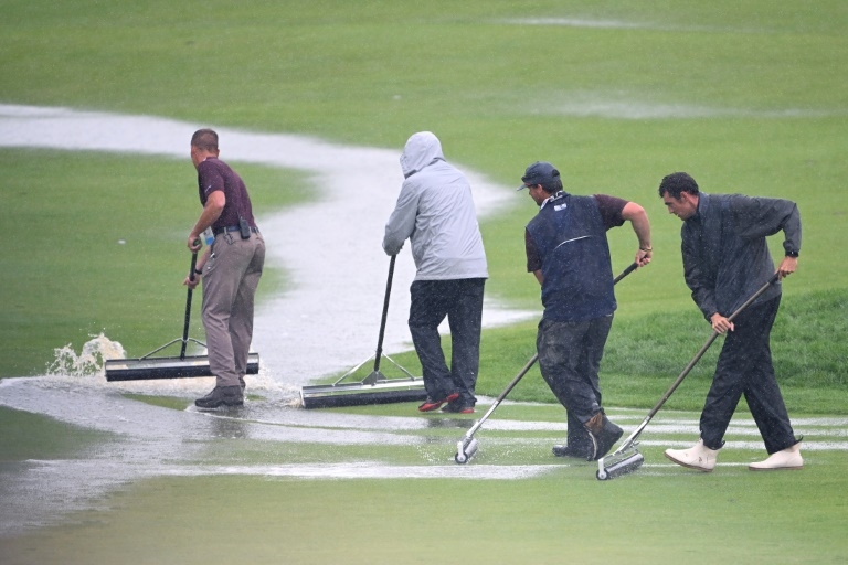 US Open resumes with Burns leading at rain-soaked Oakmont
