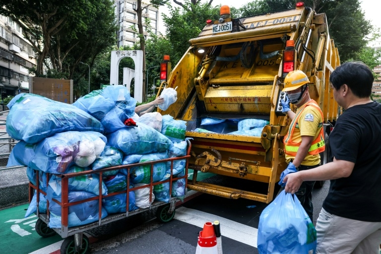 Taiwan's garbage trucks offer classical music and a catch-up