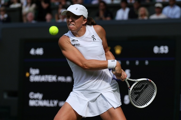 Swiatek survives scare to reach Wimbledon third round