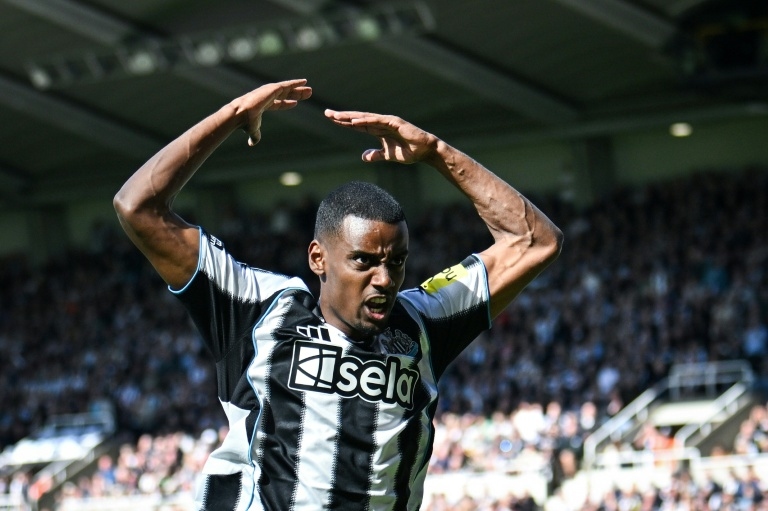 Howe confident Isak will stay at Newcastle despite transfer talk