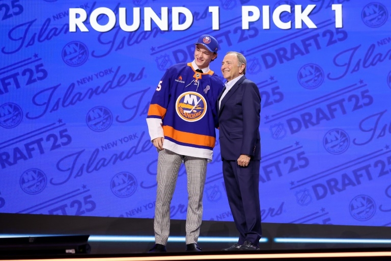 Islanders take Canadian teen Schaefer first overall in NHL Draft
