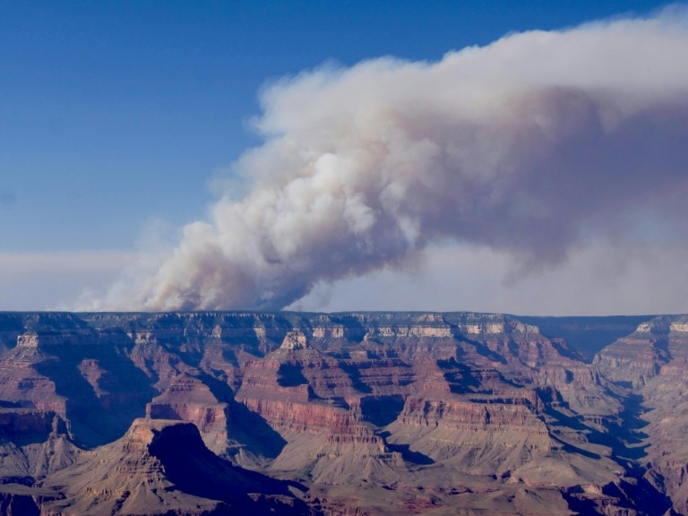Spreading Grand Canyon fire destroys historic lodge