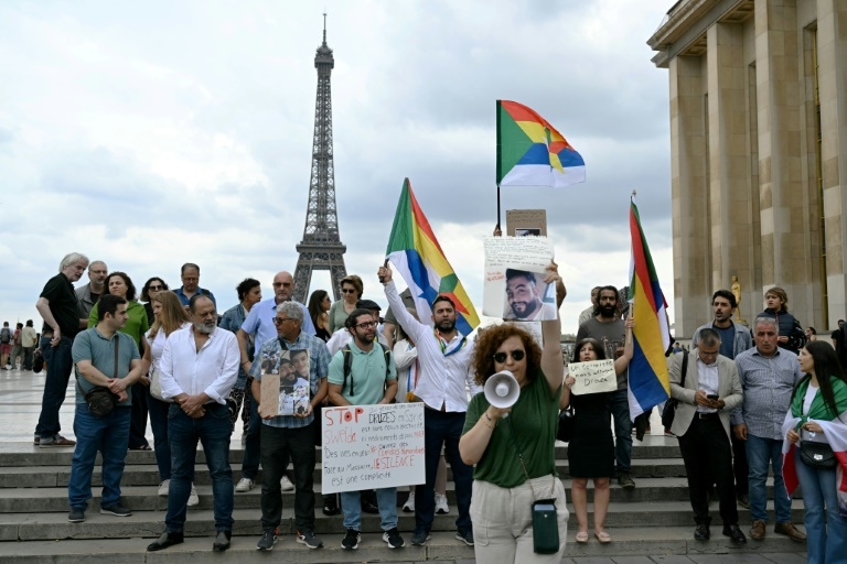 Syrians protest Sweida killings in London, Paris