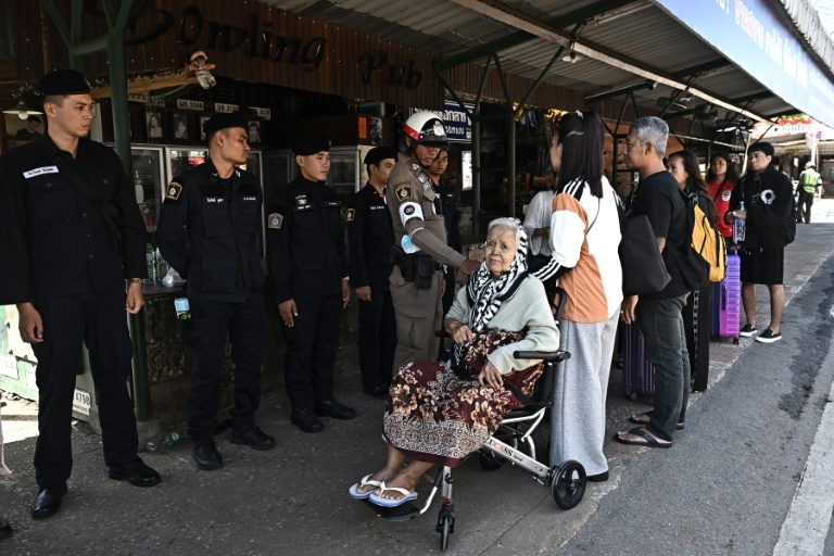 Border confusion as Thailand shuts land crossings with Cambodia