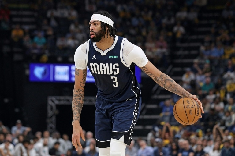 Mavs' Davis has surgery to repair detached retina: reports