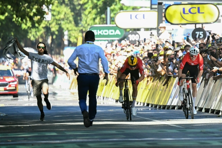 Pro-Palestinian demonstrator arrested at Tour de France