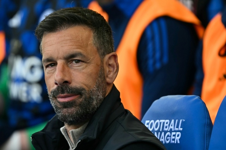 Manager Van Nistelrooy leaves relegated Leicester