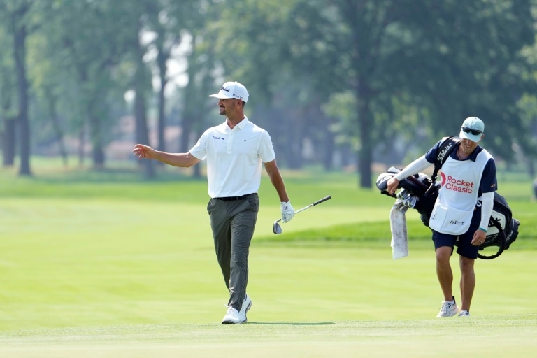 Knowles soars with eagles to share PGA Detroit lead